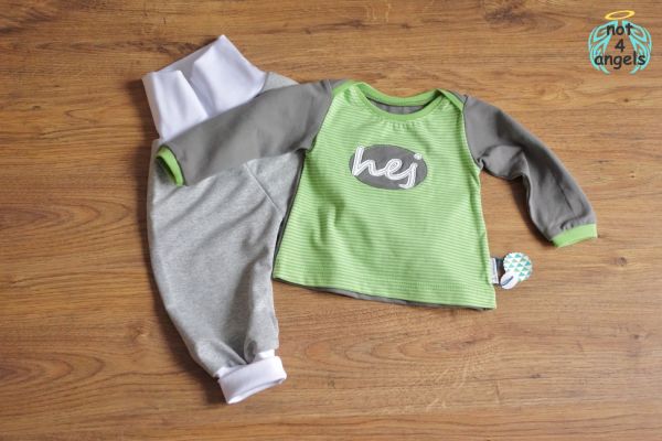 Baby-Hemdchen mit Stickerei "Hej" grün Gr. 68-74