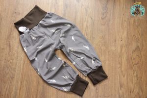 Mitwachshose Federn auf braun Gr. 92-98