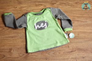 Baby-Hemdchen mit Stickerei "Hej" grün Gr. 68-74